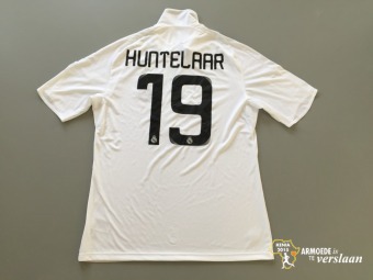 KAVEL GESLOTEN: Real Madrid voetbal shirt gesigneerd door Huntelaar 